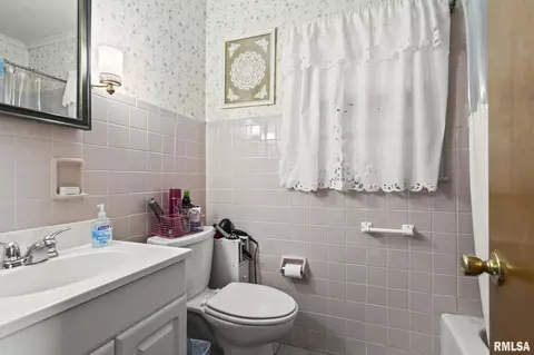 Bath - 146 Circle Dr, Springfield, IL 62703 photo 1 of 2