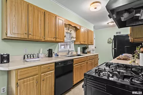 Kitchen - 146 Circle Dr, Springfield, IL 62703 photo 3 of 4