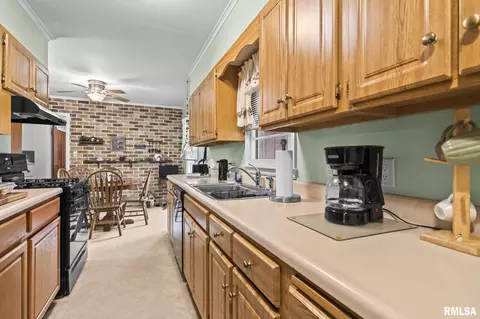 Kitchen - 146 Circle Dr, Springfield, IL 62703 photo 4 of 4