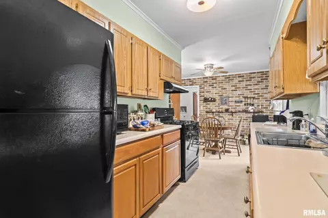 Kitchen - 146 Circle Dr, Springfield, IL 62703 photo 2 of 4