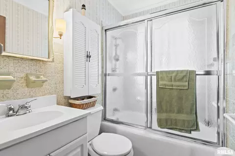 Bath - 146 Circle Dr, Springfield, IL 62703 photo 2 of 2