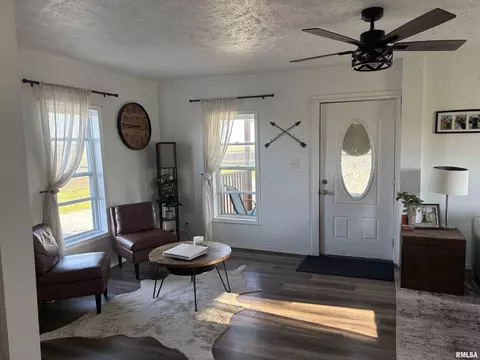 Entry Way - 731 E Jackson St, Virden, IL 62690 photo 1 of 3