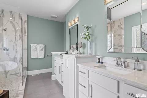 Bath - 3700 Crystal Spring Dr, Springfield, IL 62711 photo 2 of 4