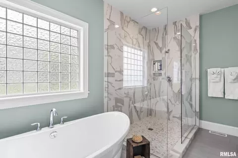 Bath - 3700 Crystal Spring Dr, Springfield, IL 62711 photo 3 of 4