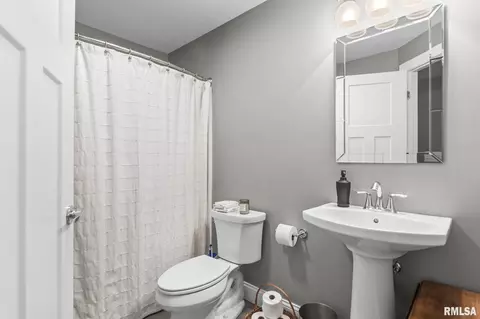 Bath - 3700 Crystal Spring Dr, Springfield, IL 62711 photo 1 of 4