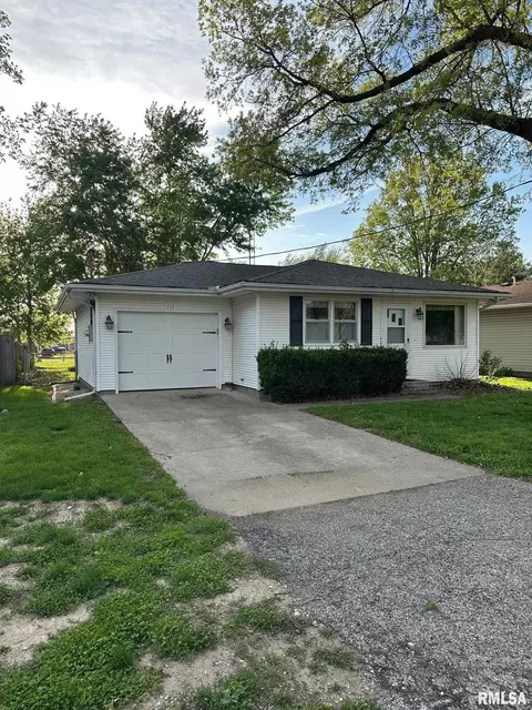 713 N Pine St, Taylorville, IL 62568