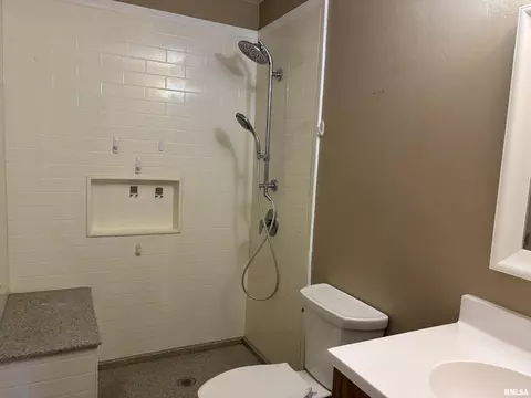 Bath - 1909 Jeanette Ln, Springfield, IL 62702 photo 1 of 4