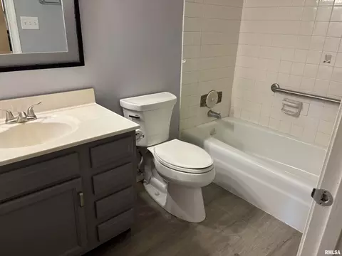 Bath - 1909 Jeanette Ln, Springfield, IL 62702 photo 3 of 4