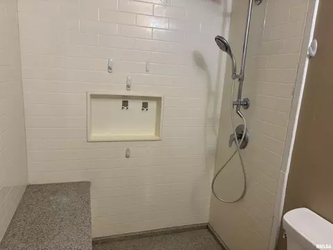 Bath - 1909 Jeanette Ln, Springfield, IL 62702 photo 2 of 4