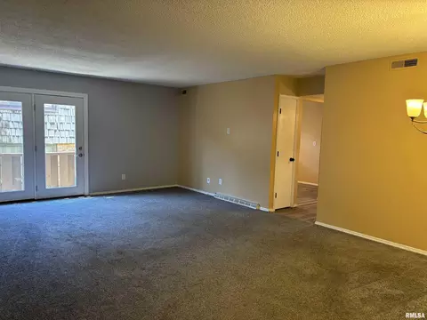 Living - 1909 Jeanette Ln, Springfield, IL 62702 photo 1 of 3