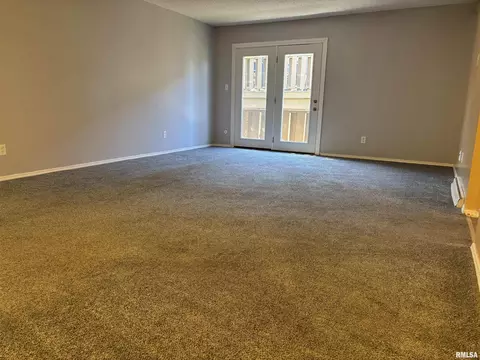Living - 1909 Jeanette Ln, Springfield, IL 62702 photo 2 of 3