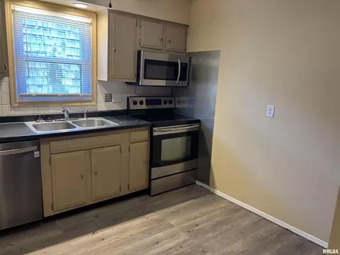Kitchen - 1909 Jeanette Ln, Springfield, IL 62702 photo 2 of 2