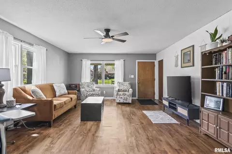 Living - 519 W Wright St, Virden, IL 62690 photo 1 of 3