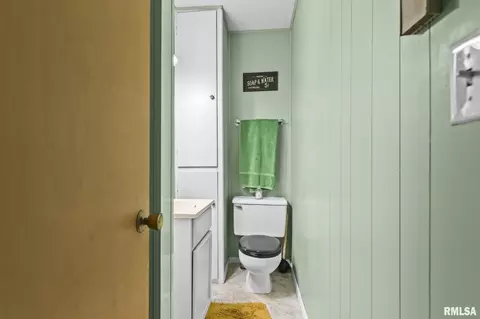 Bath - 519 W Wright St, Virden, IL 62690 photo 2 of 4