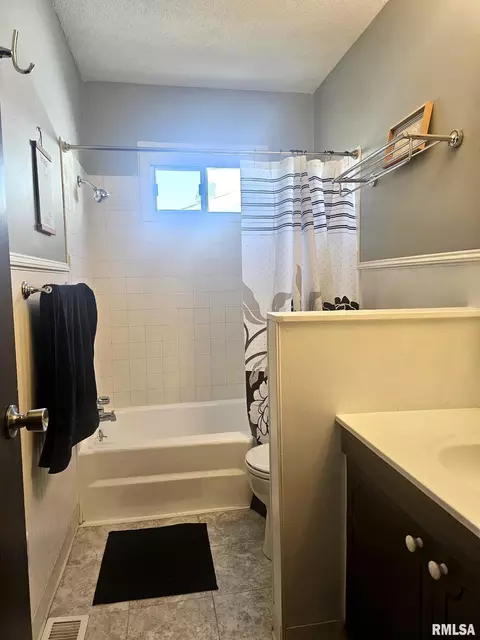 Bath - 519 W Wright St, Virden, IL 62690 photo 3 of 4