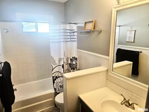 Bath - 519 W Wright St, Virden, IL 62690 photo 4 of 4
