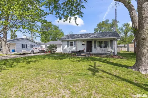 519 W Wright St, Virden, IL 62690