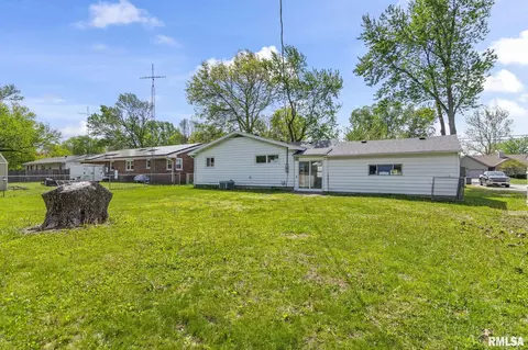 Exterior - 519 W Wright St, Virden, IL 62690 photo 7 of 8