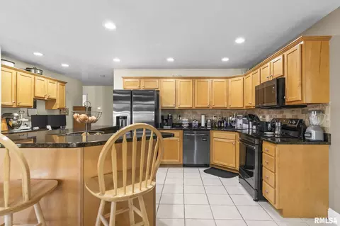 Kitchen - 505 Willows Ave, Chatham, IL 62629 photo 2 of 5