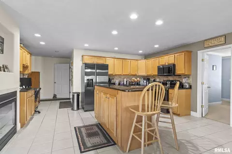 Kitchen - 505 Willows Ave, Chatham, IL 62629 photo 3 of 5