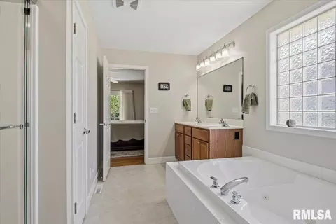 Bath - 4356 Creek Dr, Springfield, IL 62711 photo 3 of 5