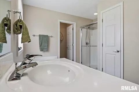 Bath - 4356 Creek Dr, Springfield, IL 62711 photo 2 of 5