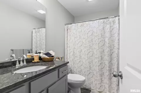 Bath - 4605 Lasalle Ct, Springfield, IL 62711 photo 3 of 4