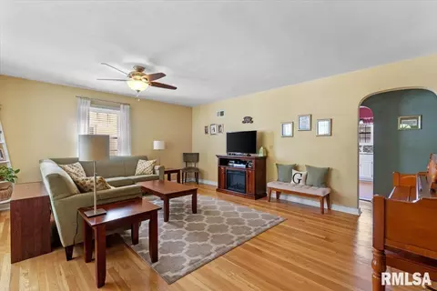 Living - 2323 S State St, Springfield, IL 62704 photo 1 of 2