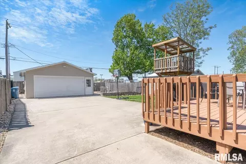 Exterior - 2323 S State St, Springfield, IL 62704 photo 3 of 6
