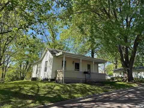 512 W Antle St, Petersburg, IL 62675