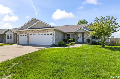 420 Garvey Ln, Chatham, IL 62629