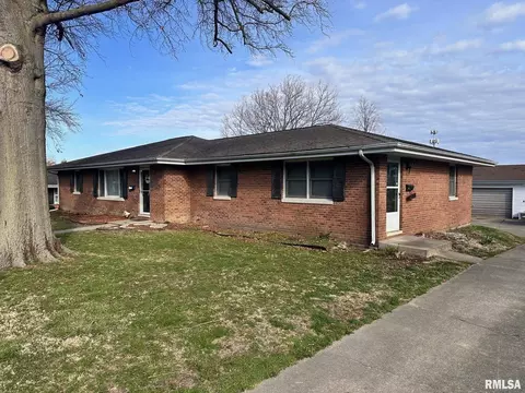 8 Westfair Dr, Jacksonville, IL 62650