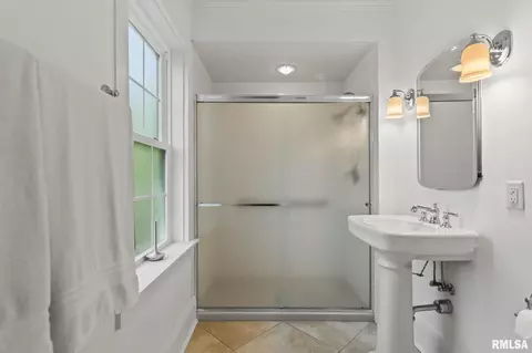 Bath - 1645 Ruth Pl, Springfield, IL 62704 photo 3 of 3