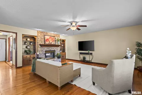 Living - 1709 Clearview Dr, Springfield, IL 62704 photo 7 of 7
