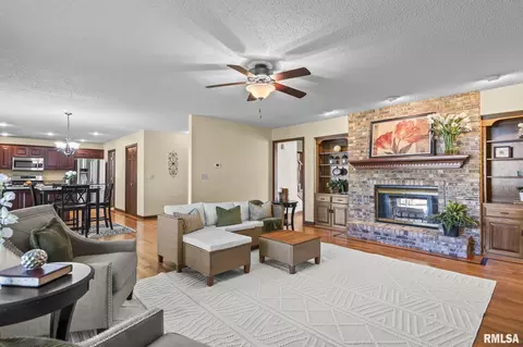Living - 1709 Clearview Dr, Springfield, IL 62704 photo 5 of 7