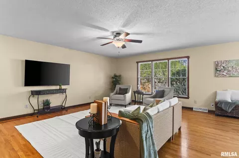 Living - 1709 Clearview Dr, Springfield, IL 62704 photo 6 of 7