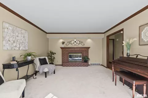Living - 1709 Clearview Dr, Springfield, IL 62704 photo 2 of 7