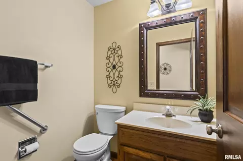 Bath - 1709 Clearview Dr, Springfield, IL 62704 photo 1 of 5