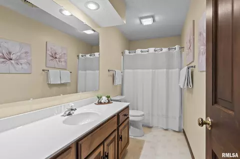 Bath - 1709 Clearview Dr, Springfield, IL 62704 photo 4 of 5