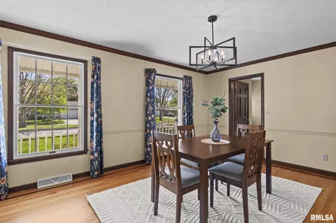Dining - 1709 Clearview Dr, Springfield, IL 62704 photo 2 of 6