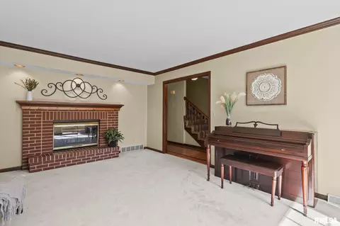 Living - 1709 Clearview Dr, Springfield, IL 62704 photo 4 of 7