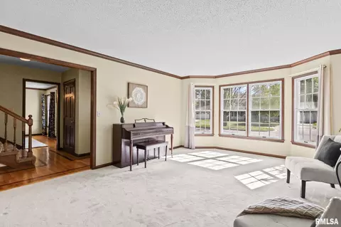 Living - 1709 Clearview Dr, Springfield, IL 62704 photo 3 of 7