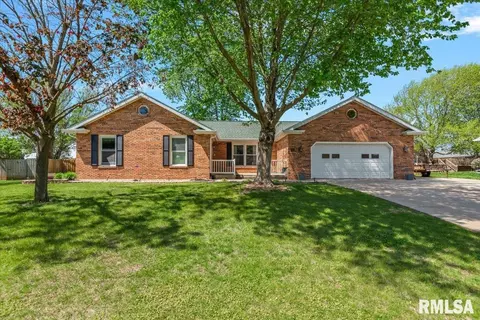 15 Stardust Dr, Sherman, IL 62684