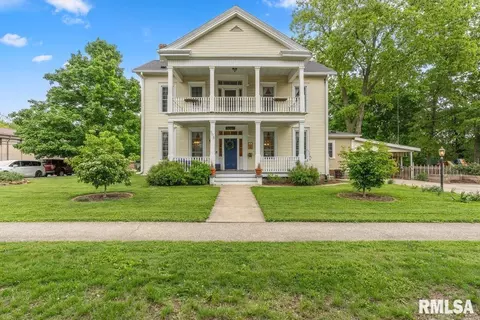 305 S East St, Carlinville, IL 62626