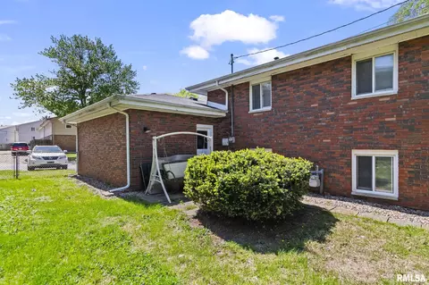 Exterior - 232 Dickinson Rd, Springfield, IL 62704 photo 4 of 6