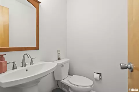 Bath - 232 Dickinson Rd, Springfield, IL 62704 photo 3 of 4