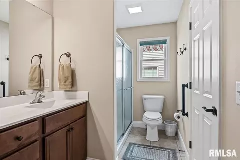 Bath - 3303 Lakemere Dr, Springfield, IL 62711 photo 2 of 4