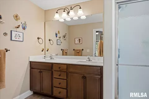 Bath - 3303 Lakemere Dr, Springfield, IL 62711 photo 1 of 4