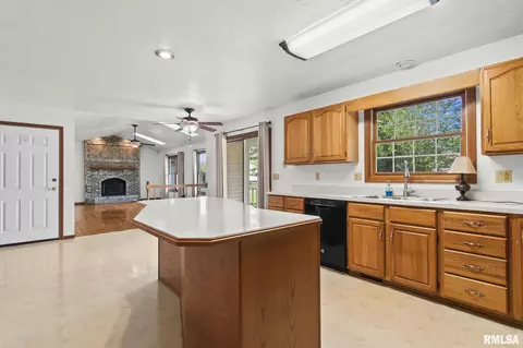 Kitchen - 3985 Mill Stone Dr, Springfield, IL 62711 photo 2 of 5