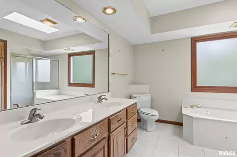 Bath - 3985 Mill Stone Dr, Springfield, IL 62711 photo 2 of 5